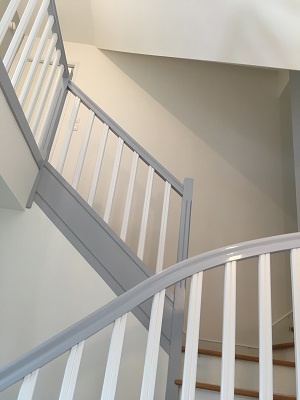 Cage d'escalier Gris et Blanc